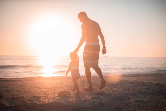 dad-daughter-beach