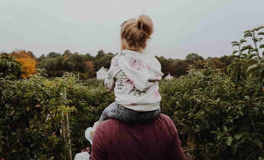 dad-daughter-field