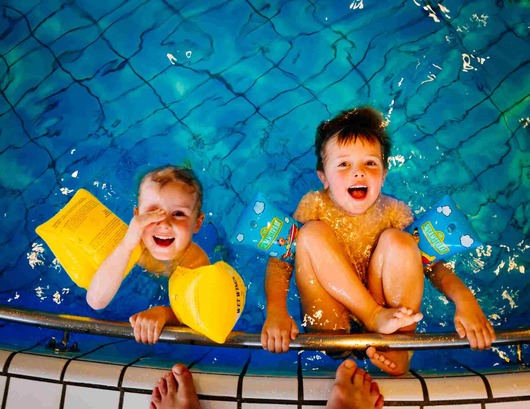 kids-in-pool